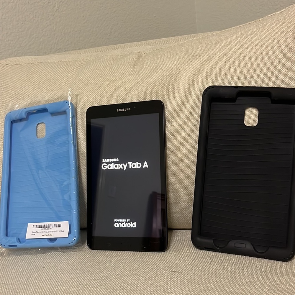 Galaxy tab A. 8 inch tablet 2017 version 32 GB model SM-T380 comes with 2 cases